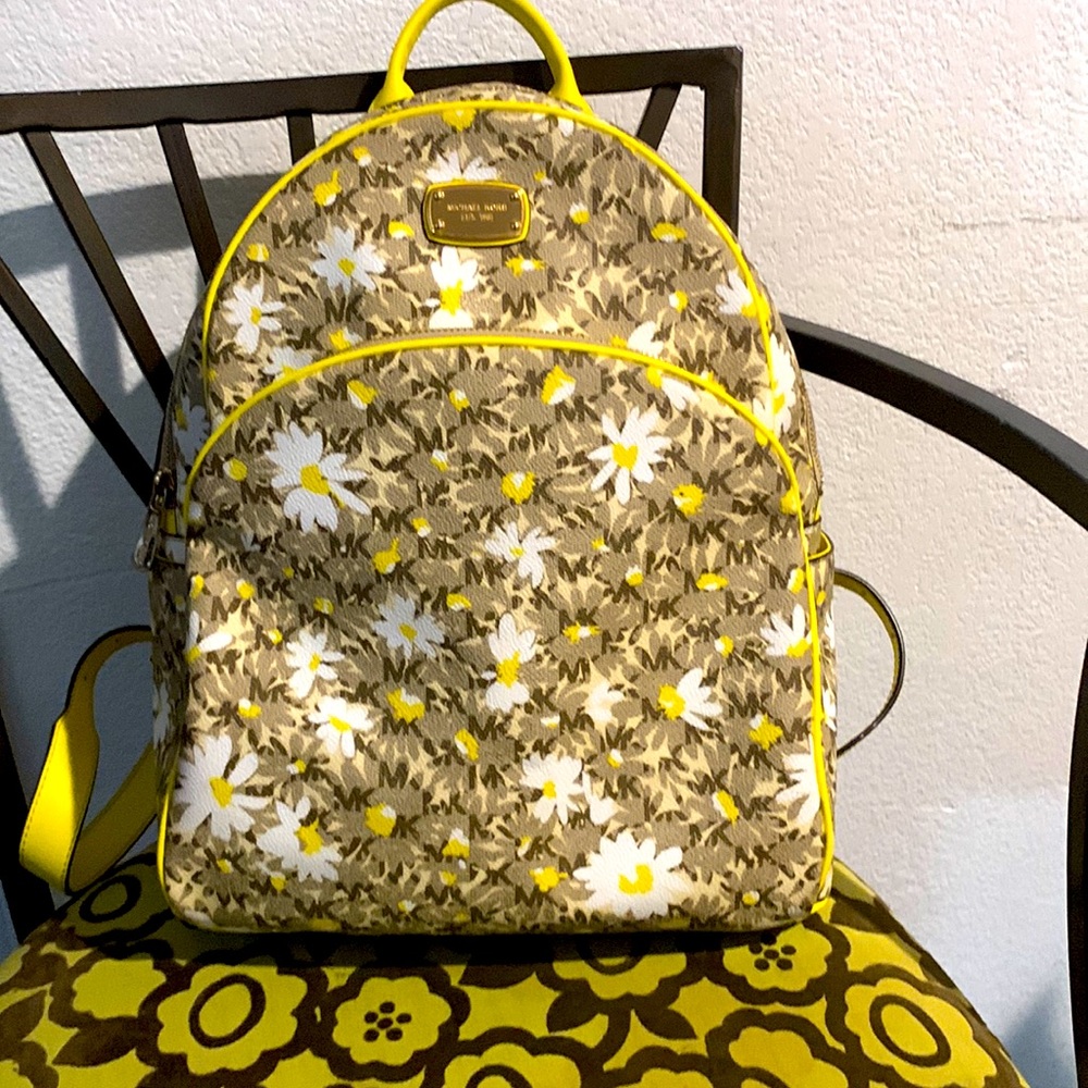 Michael Kors backpack, this bag is in great condition smoke & pet free home